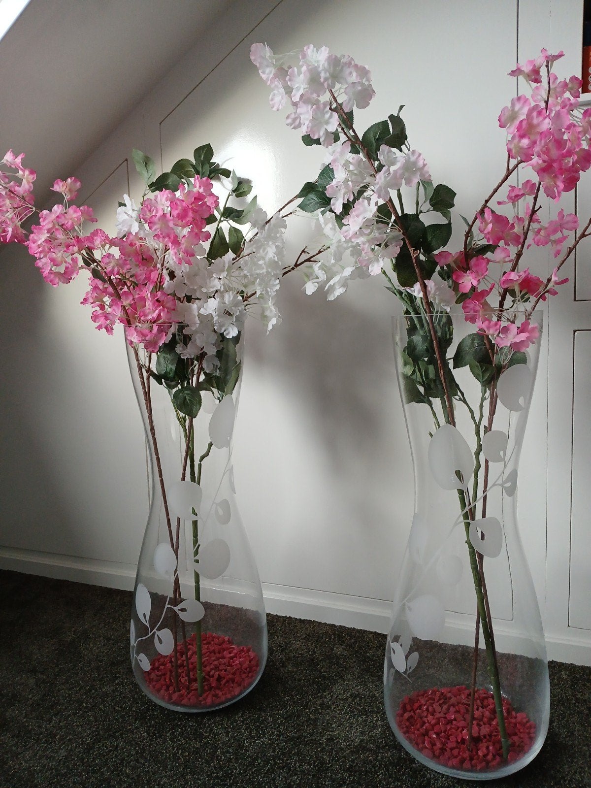 2 hoge glazen vazen met kunstbloemen, Huis en Inrichting, Ophalen, Transparant, 65 cm, Inclusief decoratie
