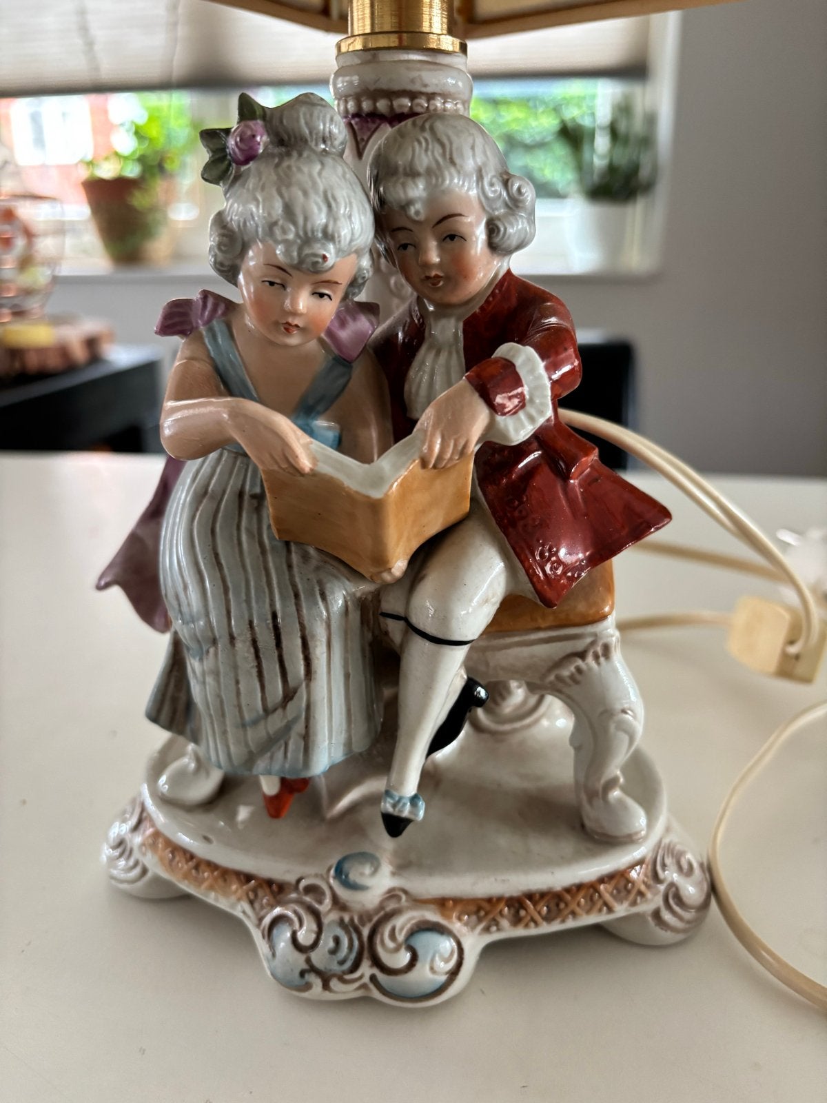 Antieke tafellamp met porseleinen beeldje - Made in GDR, Ophalen of Verzenden