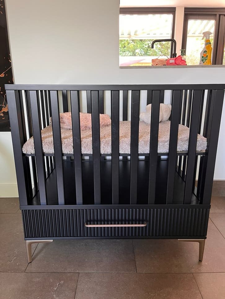 Zwarte box met gouden poten en Pretura boxmatras, Ophalen, Zo goed als nieuw, Rechthoekig, Lade