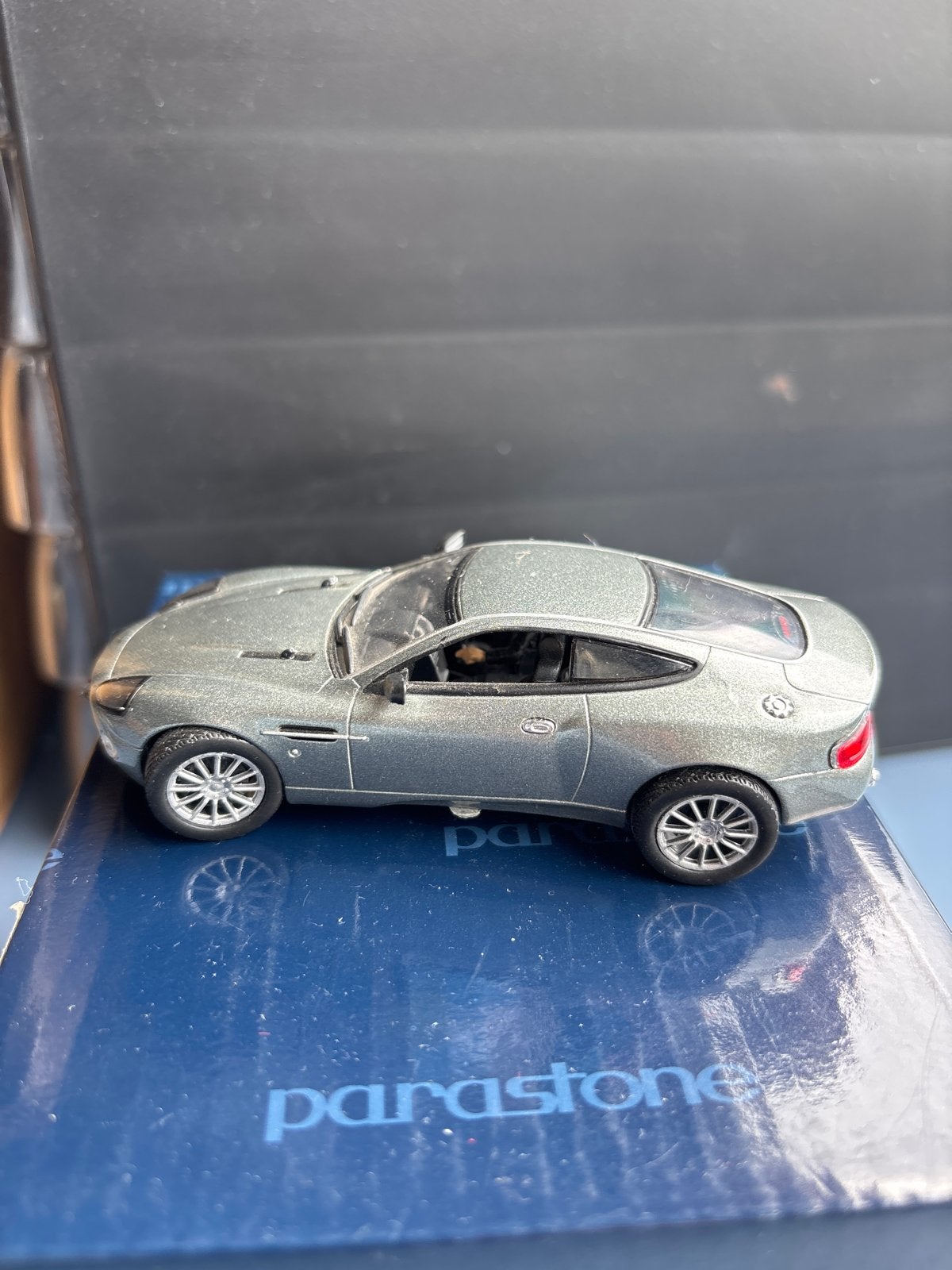 Aston Martin V12 Vanquish - James Bond Collectie, Ophalen of Verzenden, Gebruikt, Auto, Universal Hobbies