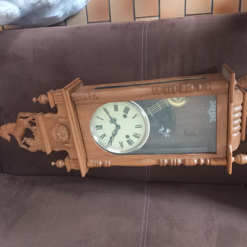 Antieke houten wandklok met paardensnijwerk, Ophalen