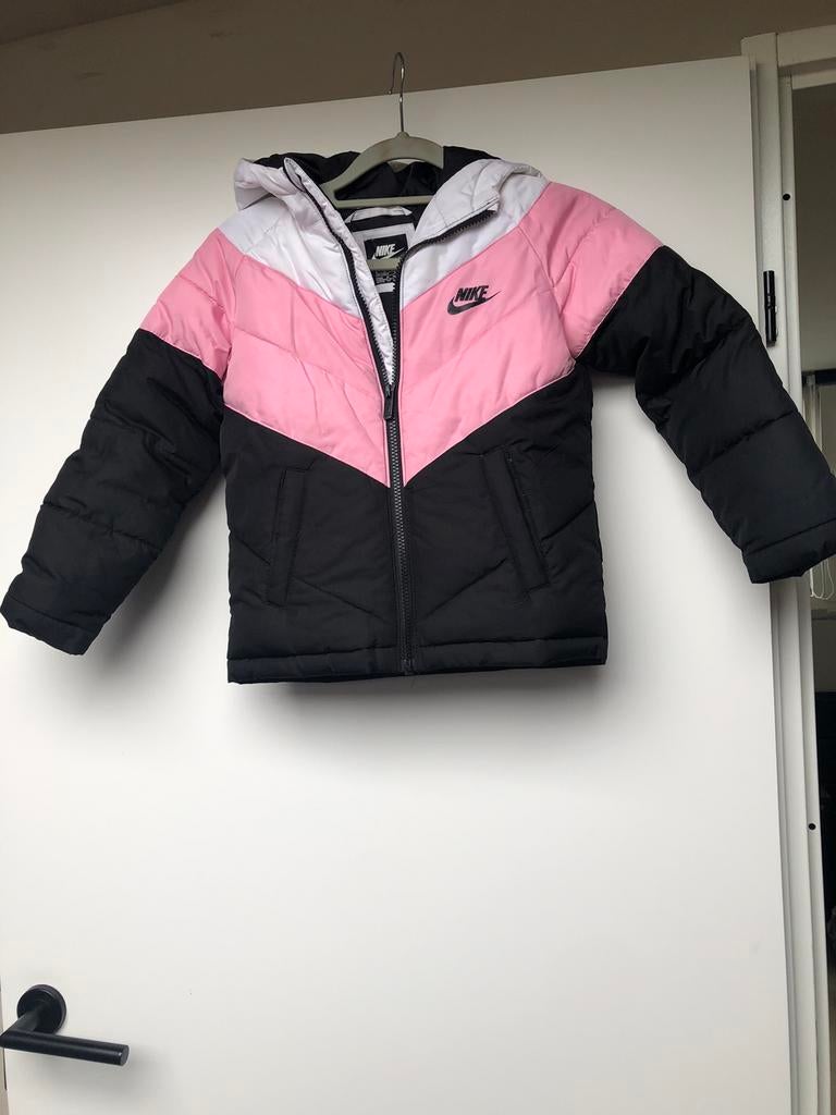 Zgan leuke nike jas 110-116, Kinderen en Baby's, Ophalen of Verzenden, Zo goed als nieuw, Meisje, Jas
