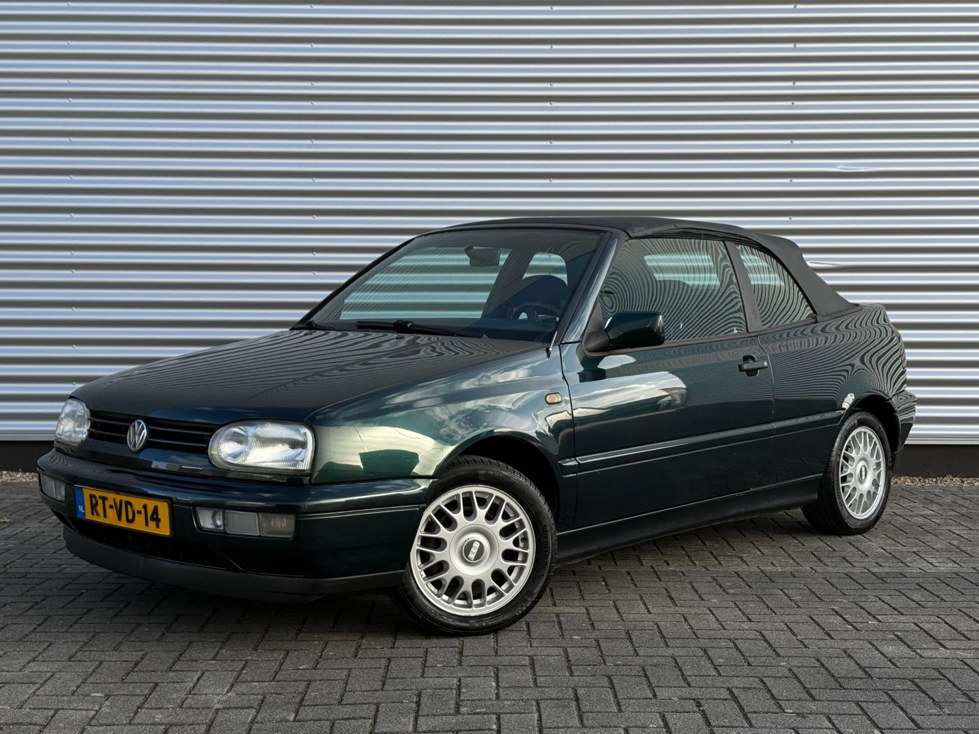 Volkswagen Golf Cabriolet 1.8 35.964 km 1e eigenaar Org NL, Auto's, Volkswagen, Stof, Gebruikt, Zwart, 4 cilinders