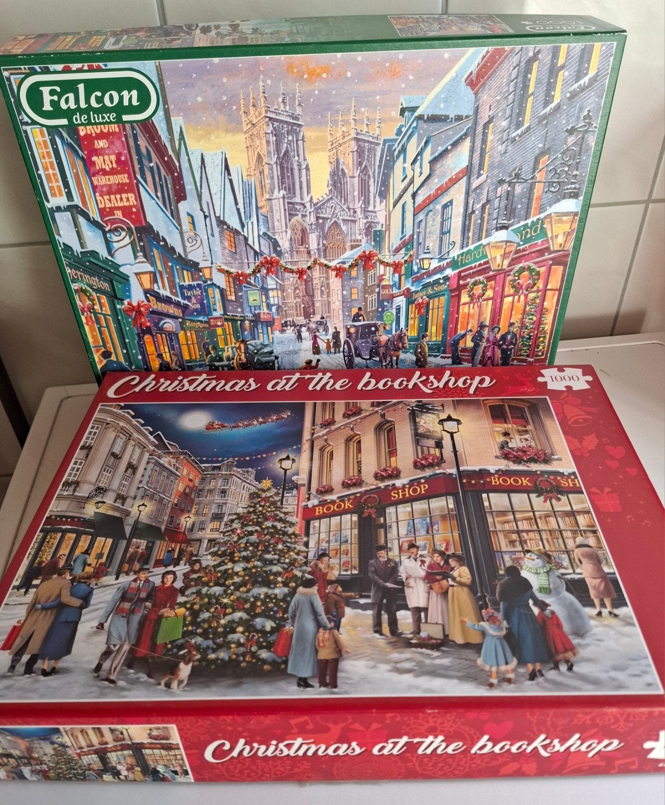 2 kerstpuzzels van 1000 stukjes - Falcon de Luxe, Ophalen of Verzenden, 500 t/m 1500 stukjes, Zo goed als nieuw, Legpuzzel