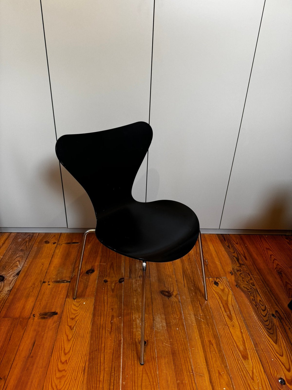 Fritz Hansen | vlinderstoel | nieuw model | zwart, Huis en Inrichting, Stoelen, Ophalen, Zo goed als nieuw, Rood, Eén