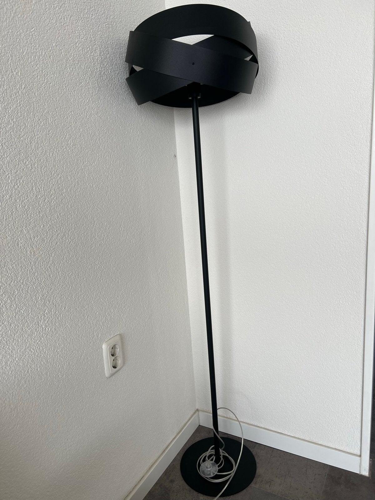 Moderne Zwarte Vloerlamp met Unieke Kap, Ophalen, E27 (groot), Zo goed als nieuw, Metaal