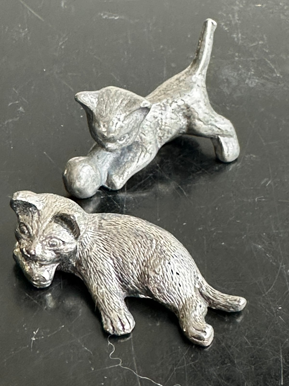 Oud tin verzilverde Poes / Kat beeldjes 1.5/2.5 cm H, Ophalen of Verzenden, Gebruikt, Hond of Kat, Beeldje of Figuurtje