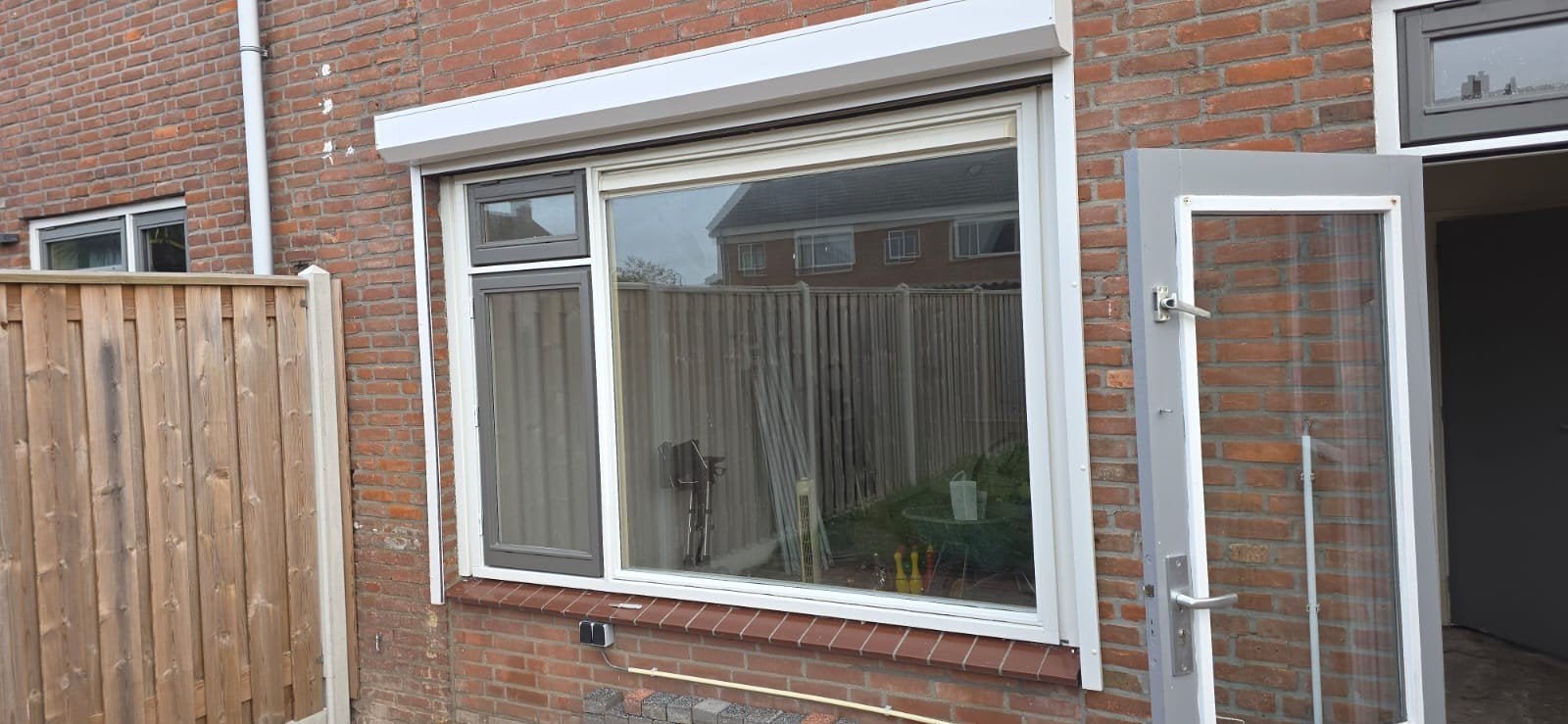 wegens verhuizing 2 electrice  rolluiken de maten staan op, Ophalen of Verzenden, Zo goed als nieuw, Kunststof, Raamkozijn