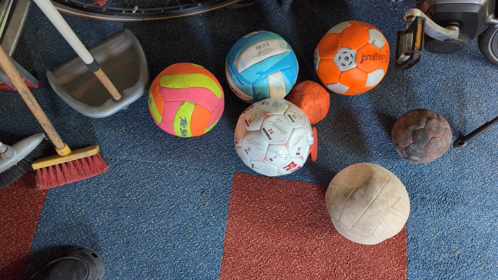Diverse ballen: voetbal, volleybal, handbal, Sport en Fitness, Voetbal, Maat XS of kleiner, Ophalen, Bal