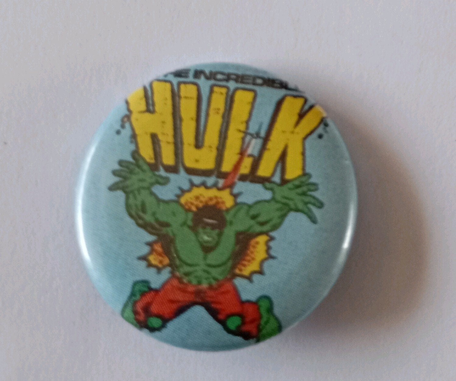 Vintage The Incredible Hulk Button - 2,5 cm, Ophalen of Verzenden, Gebruikt, Figuurtje, Button