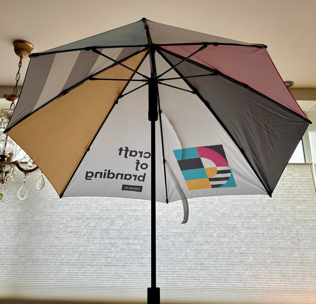 Kleurrijke stormparaplu, Ophalen of Verzenden, Zo goed als nieuw, Overige kleuren