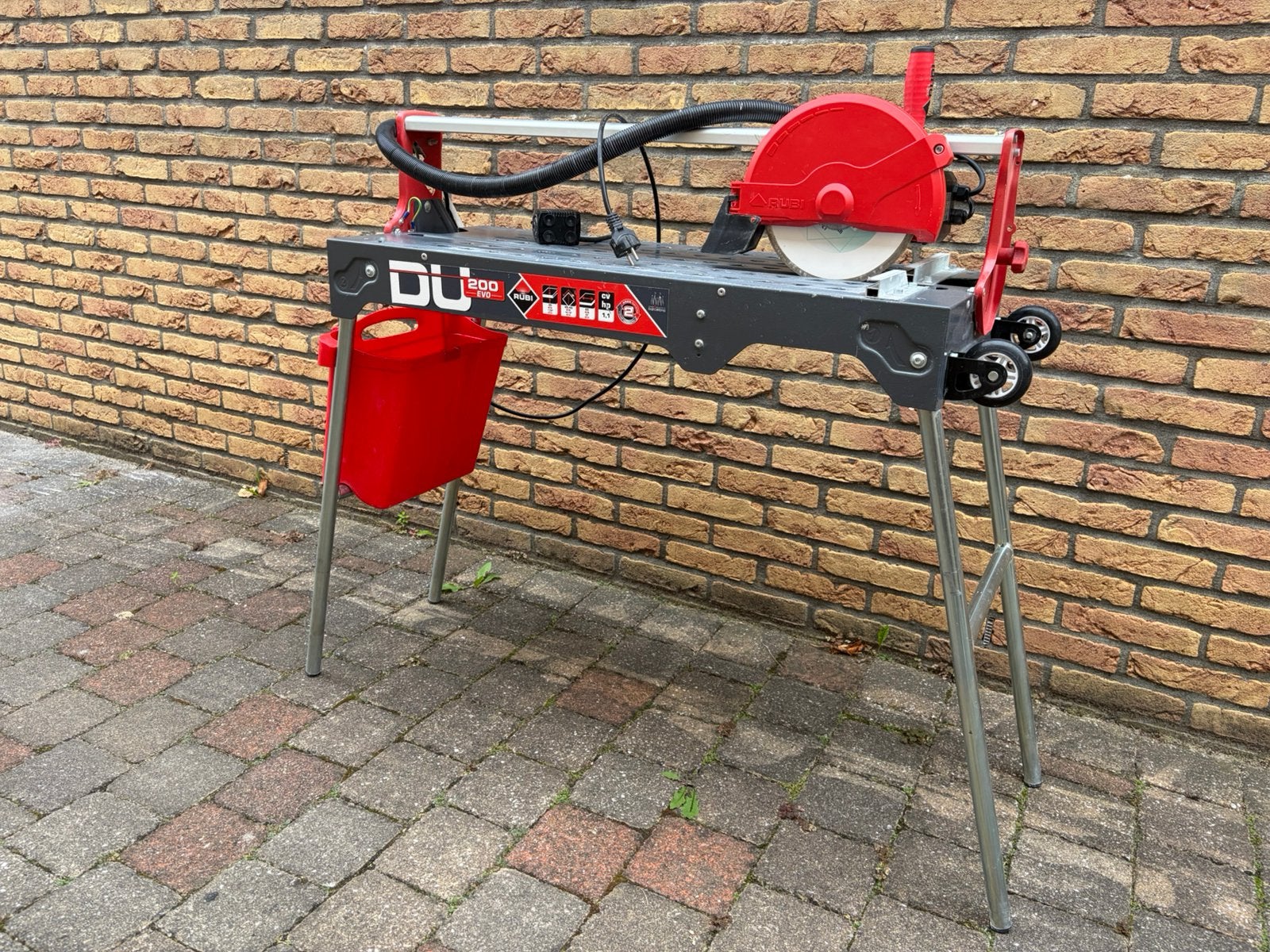 Te Koop: Rubi EVO 200 mobiele tegelzaag + opscherpblok, Ophalen, Gebruikt, Cirkelzaag, 600 tot 1200 watt