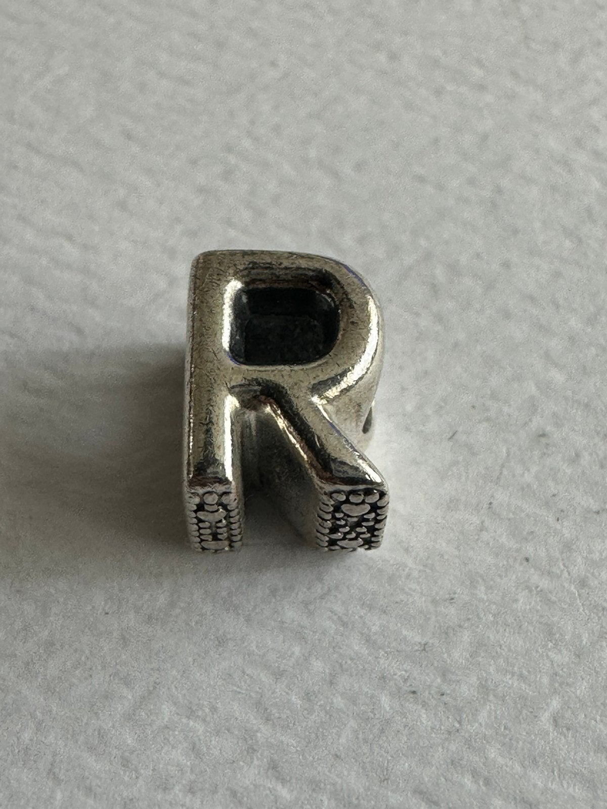 Pandora bedel letter R, Ophalen of Verzenden, Zo goed als nieuw, Zilver, Pandora