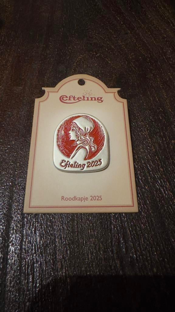 Efteling roodkapje 2025 pin, Ophalen of Verzenden, Nieuw, Button of Speldje