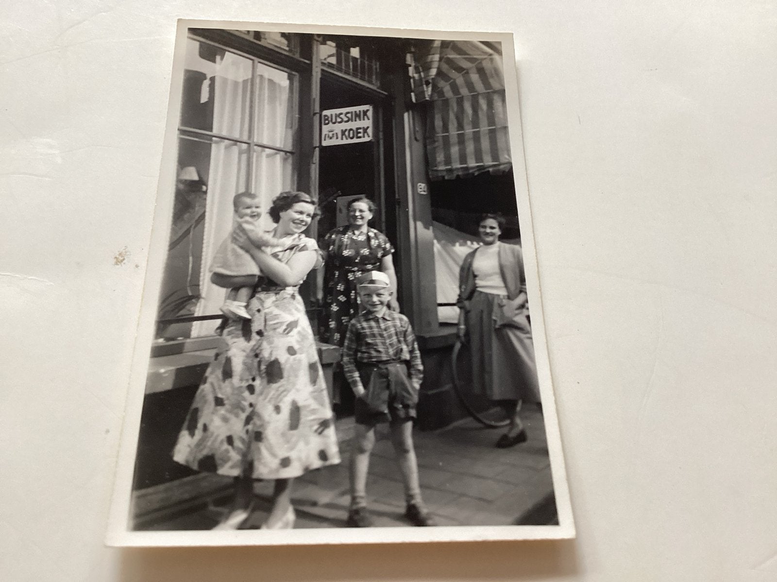 Koninginnedag 1955 - Bakker Bolink plaats onbekend, Gebruikt, Foto, Ophalen of Verzenden, 1940 tot 1960