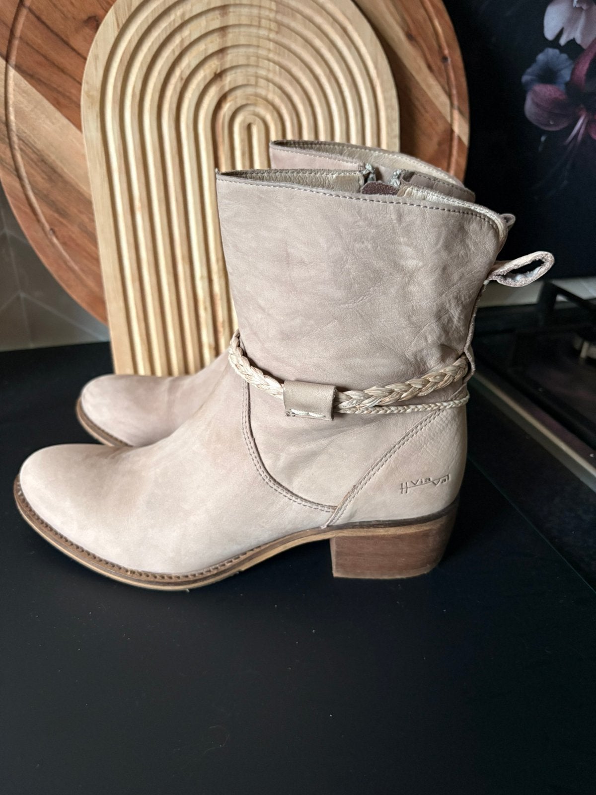 Via Vai mooie beige enkellaarsjes mt 37, Beige, Lage of Enkellaarzen, Ophalen of Verzenden, Zo goed als nieuw