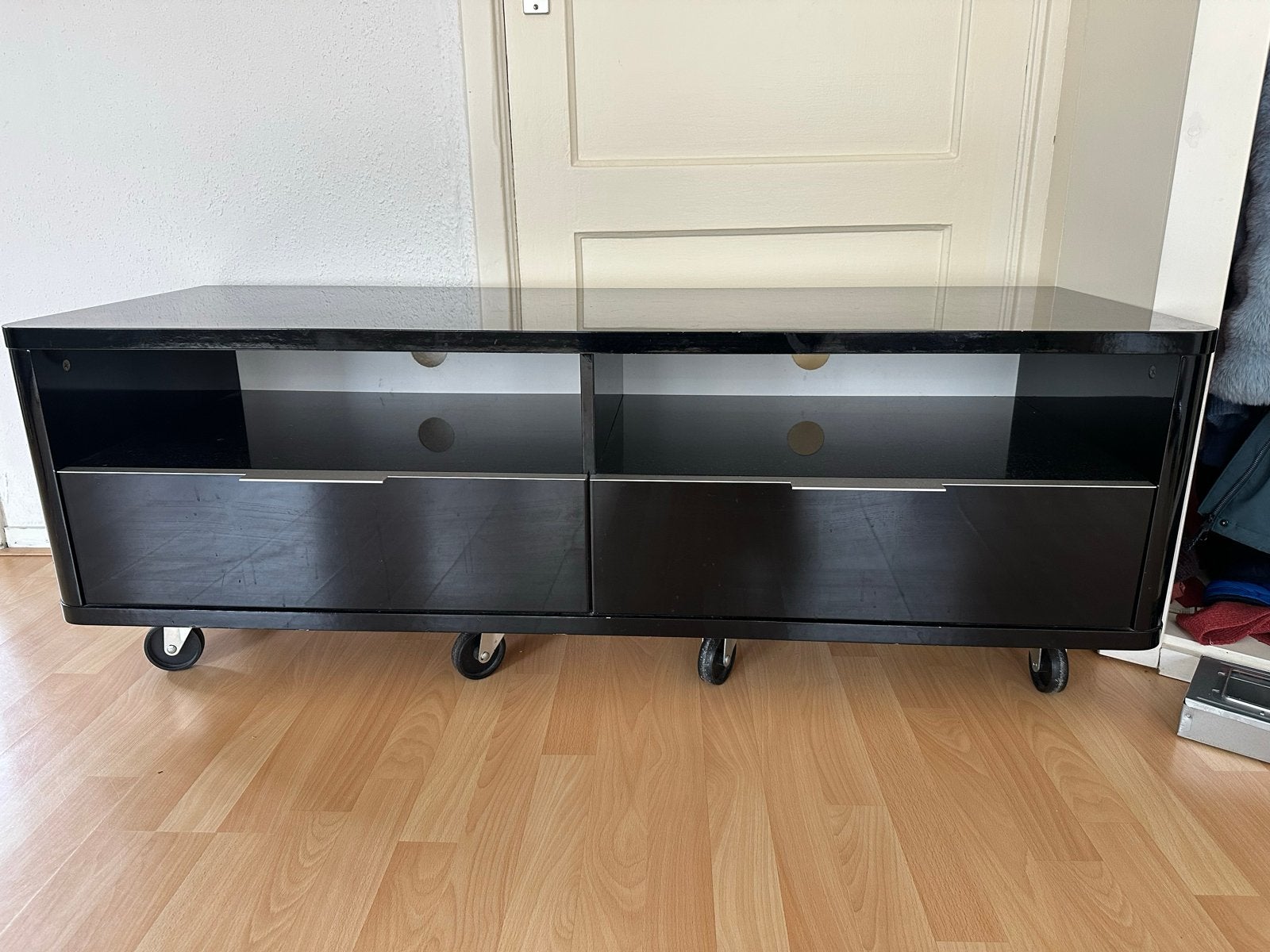 Zwart TV-meubel op wielen met opbergruimte, Ophalen, Kunststof, Gebruikt, 100 tot 150 cm