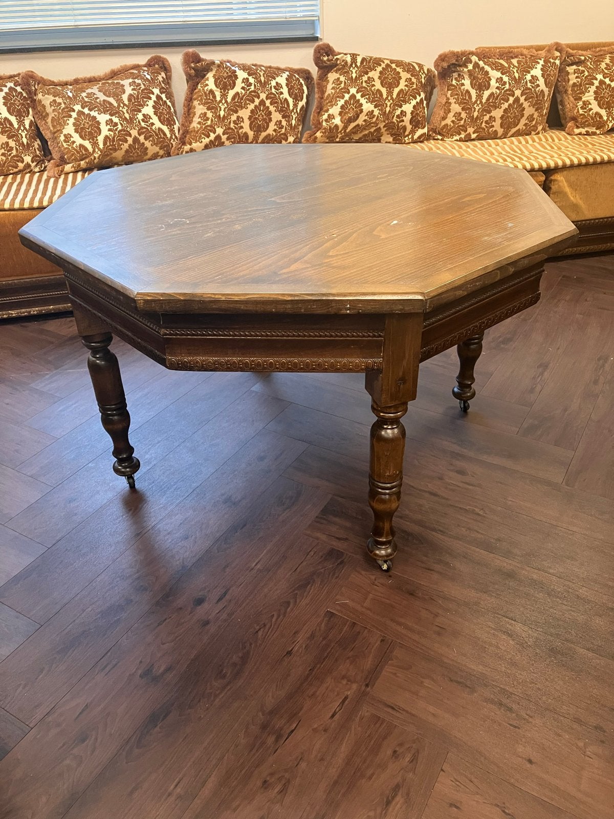 Mooie achthoekige salontafel met houtsnijwerk, Ophalen
