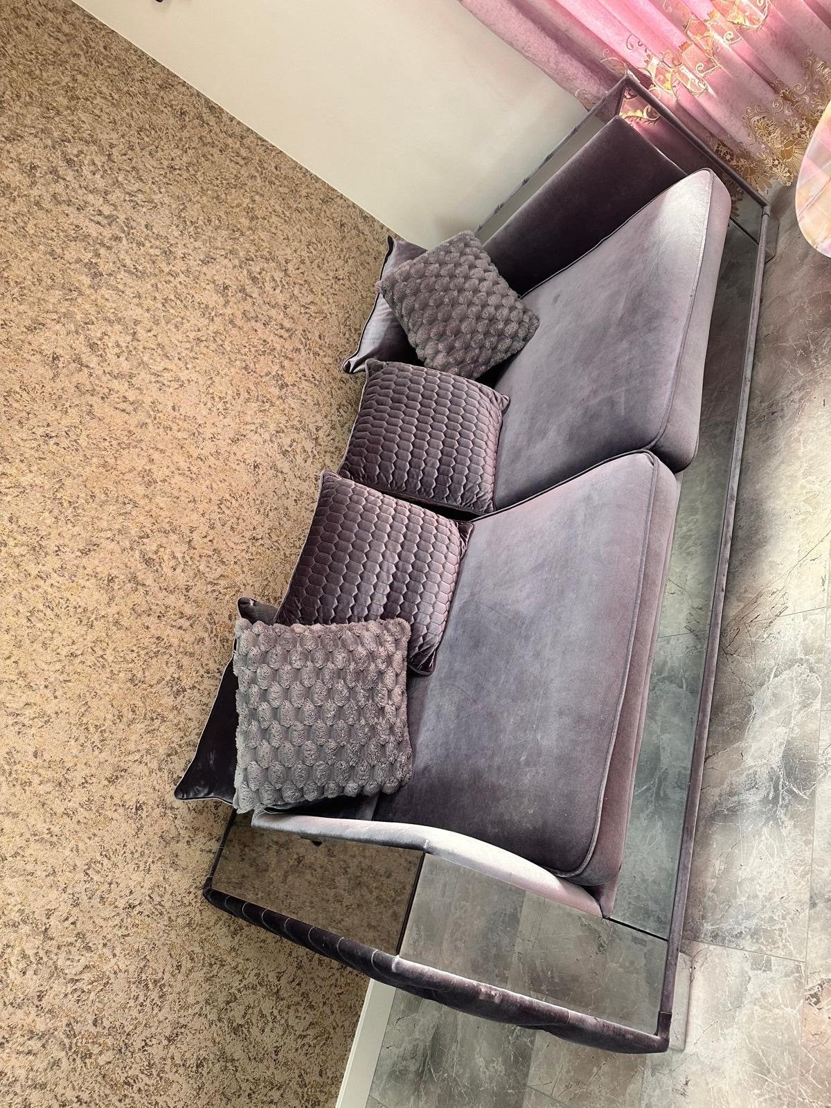 Luxe grijze fluwelen bank met spiegeldetails, Ophalen, Driepersoons, 75 tot 100 cm, Zo goed als nieuw