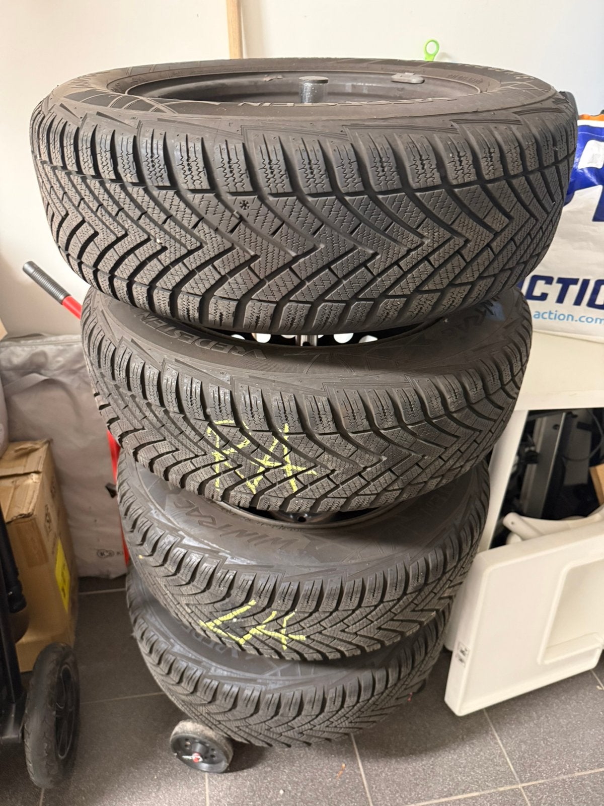 4x Vredestein Wintrac winterbanden 195/65 R15 op stalen velg, Ophalen, Zo goed als nieuw