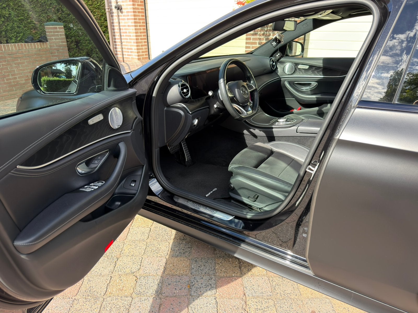 Foto 17 van Mercedes-Benz E 200 | BRABUS/AMG styling | MAT ZWART |