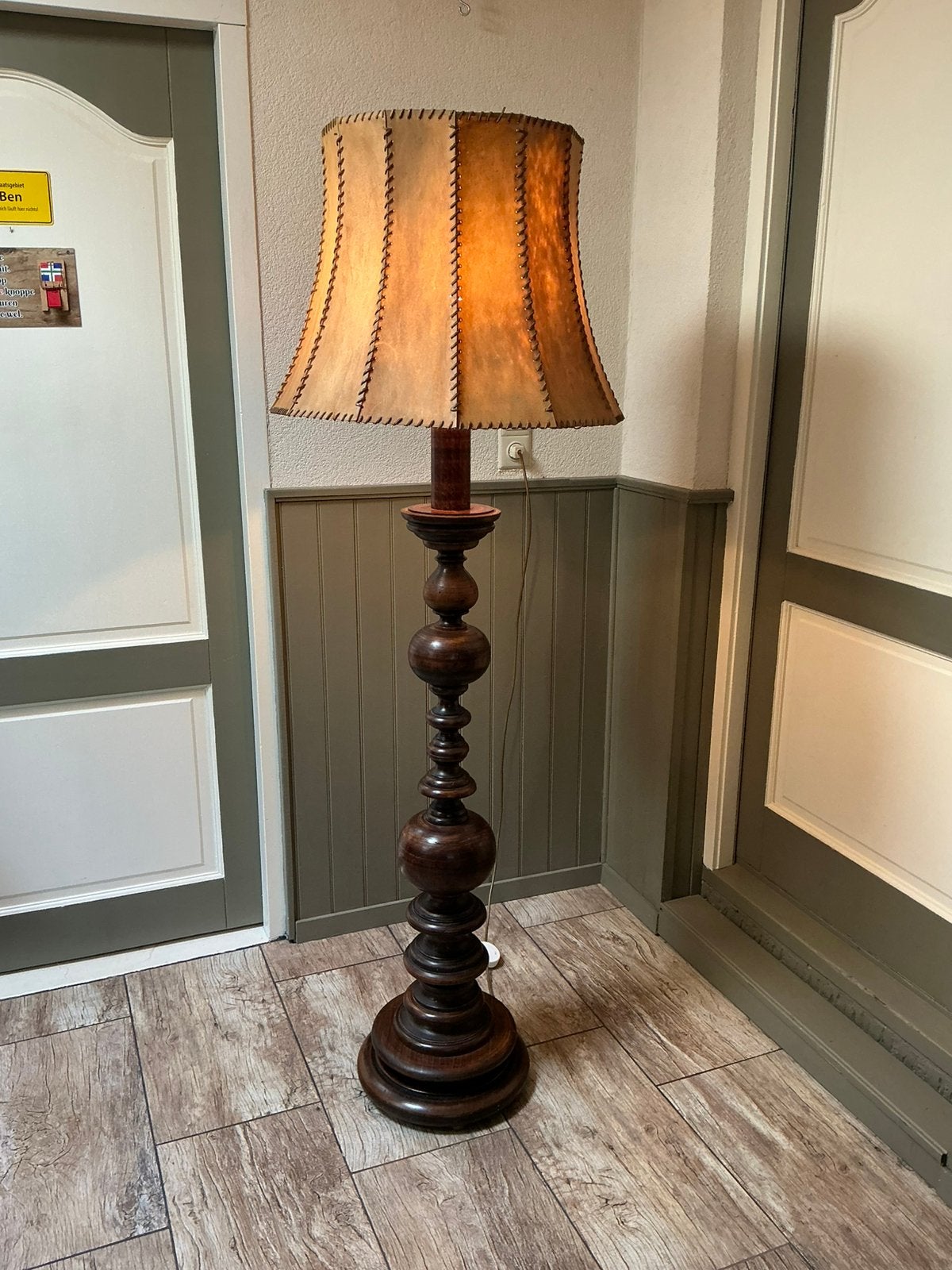 Gigantische vloerlamp met bolpoot ,leren kap, Ophalen
