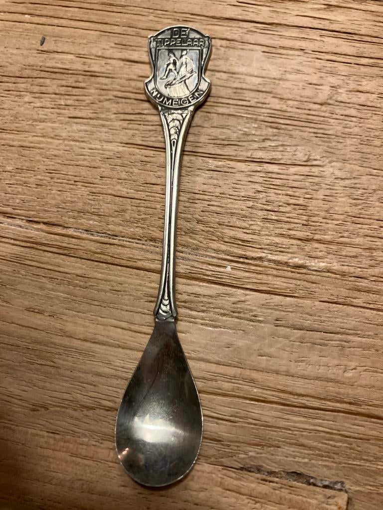 Zilverkleurig lepeltje "De Tippelaar Nijmegen", Ophalen of Verzenden