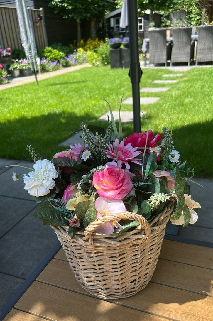 Leuk op de tuintafel…mand met bloemen, Ophalen of Verzenden, Zo goed als nieuw