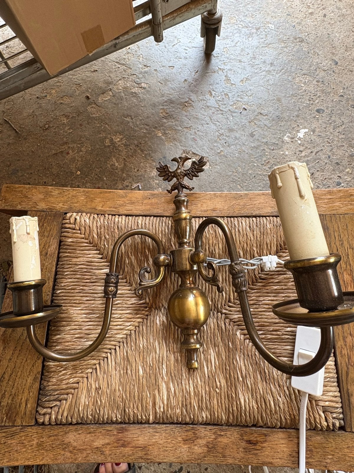 Antieke Messing Wandlamp met Dubbele Arm en Adelaar, Ophalen
