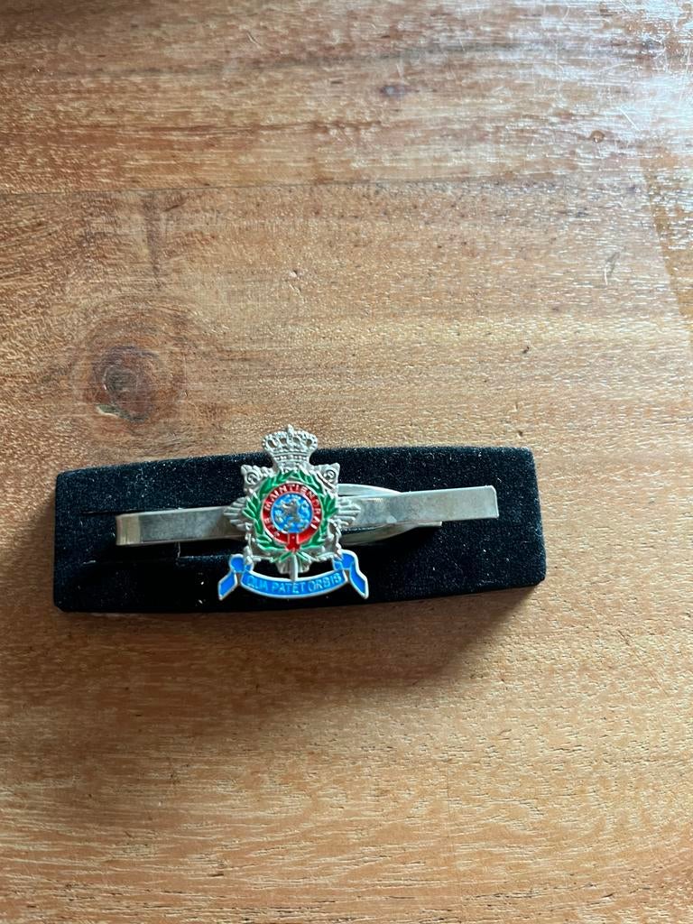 Dasspeld Qua Patet Orbis,  Korps Mariniers NL, Verzamelen, Ophalen of Verzenden, Marine, Nederland, Embleem of Badge