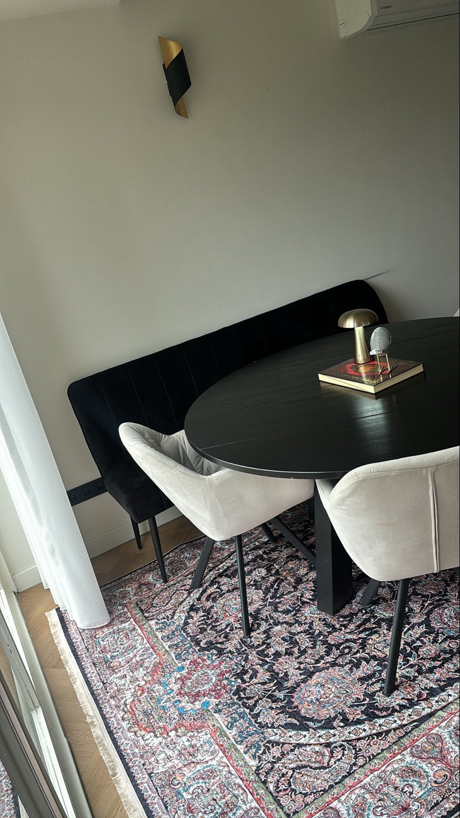 WOOOD Eettafel rond zwart met 4 Westwing eetstoelen beige, 100 tot 150 cm, Rond, Ophalen of Verzenden, Zo goed als nieuw