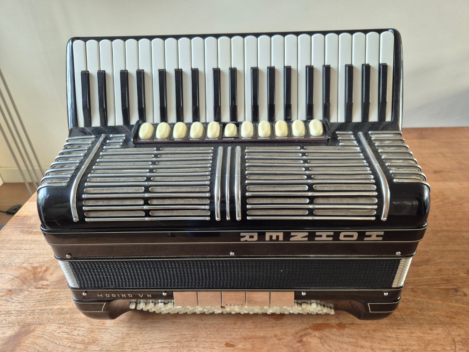 Hohner Morino VN Accordeon - Zo goed als nieuw, Ophalen, Met koffer, Toetsaccordeon, Zo goed als nieuw