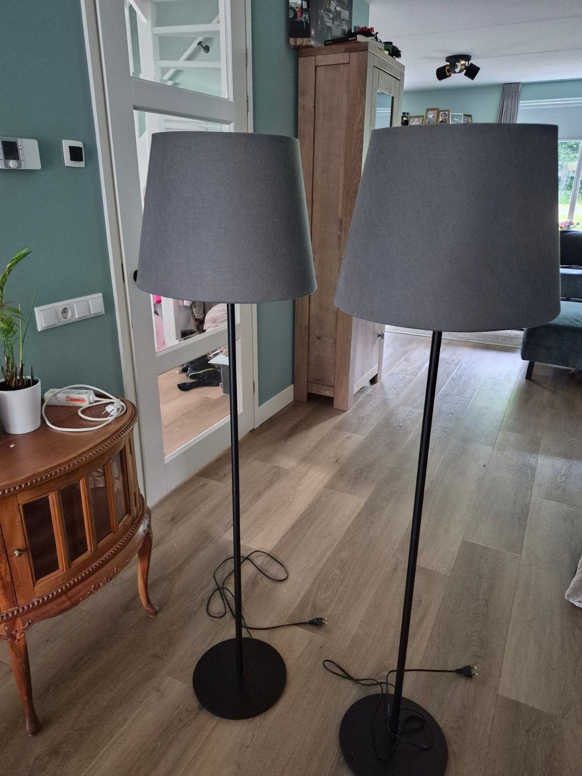 2 IKEA Staande Lampen Zwart met Grijze Lampenkappen, Ophalen, Gebruikt, Modern, Scandinavisch, Stof