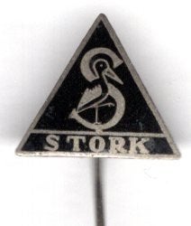 Machinefabriek Stork zwart email zilverkl speldje ( E_060 ), Verzamelen, Verzenden, Zo goed als nieuw, Transport, Speldje of Pin