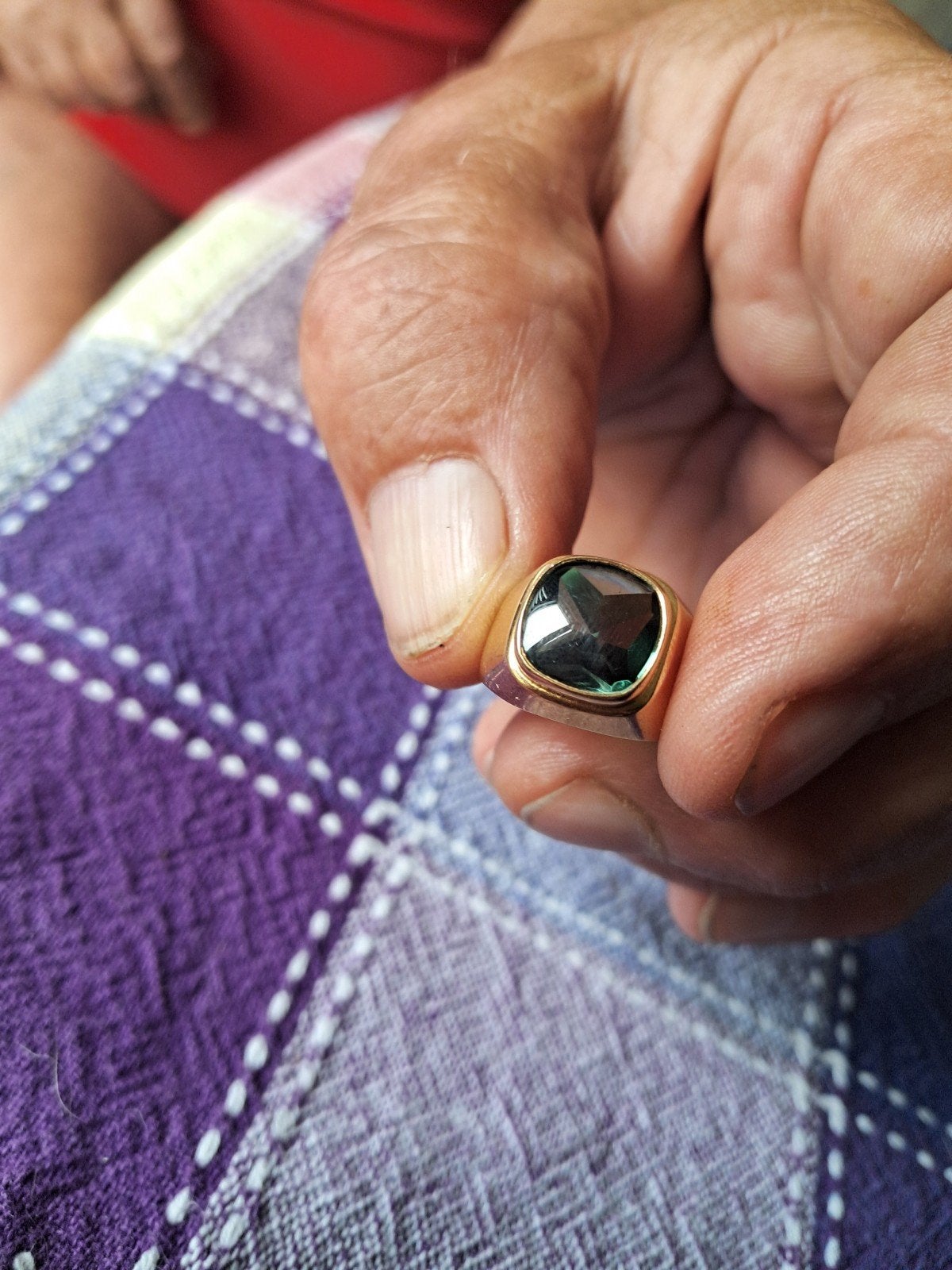 Gouden ring 18 K met donkergroene edelsteen saffier 4 karaat, Sieraden, Tassen en Uiterlijk, Ringen, 18 tot 19, Ophalen of Verzenden