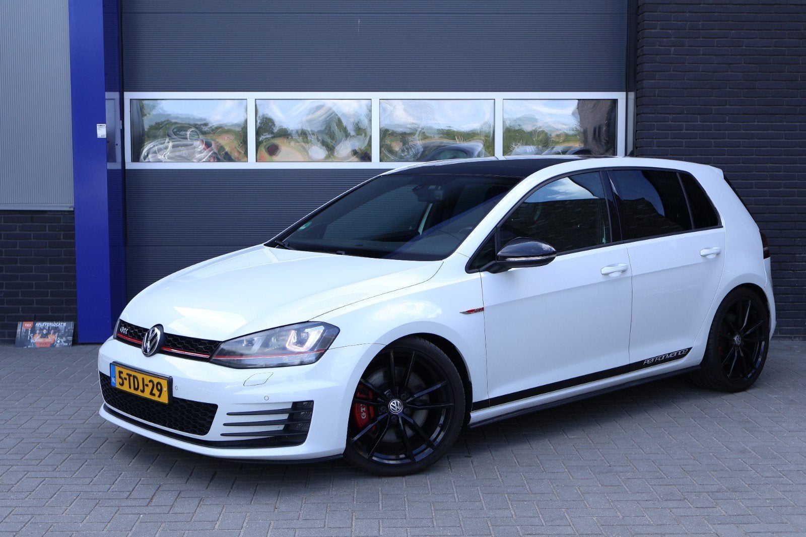 Volkswagen Golf GTI Performance 2.0TSI Pano I verlaagd, Stof, 4 cilinders, 1984 cc, Wit