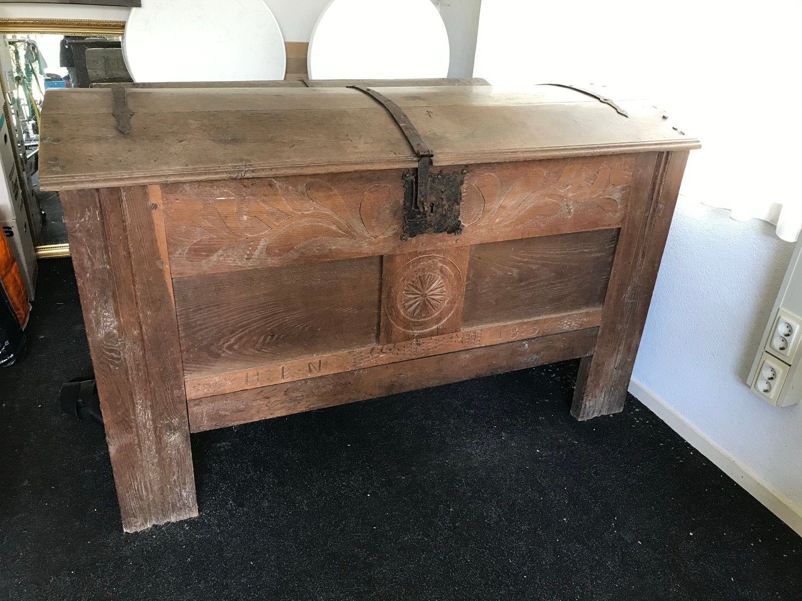Antieke kist uit 1836 - Handgesneden eikenhout, Ophalen
