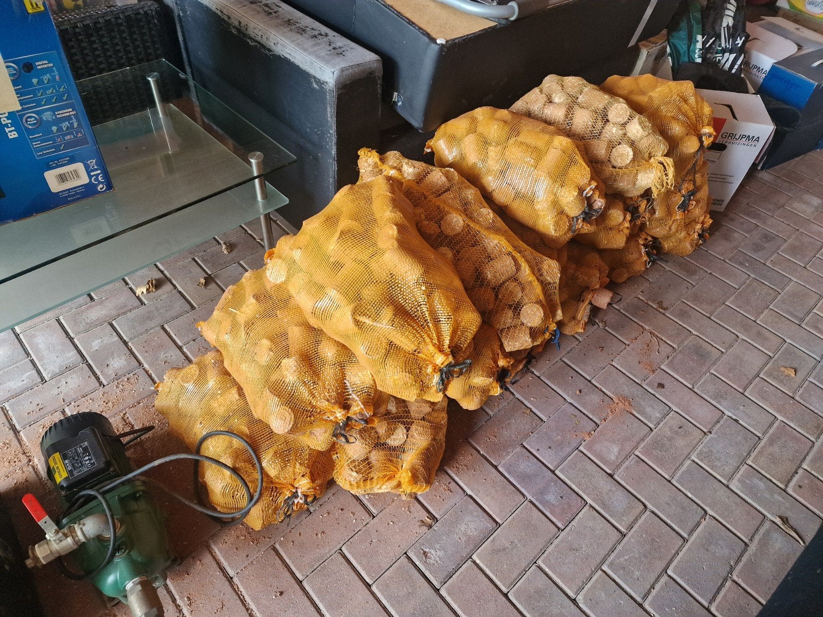 16 zakken met Houtbriketten haardhout voor haard of kachel, Minder dan 3 m³, Ophalen