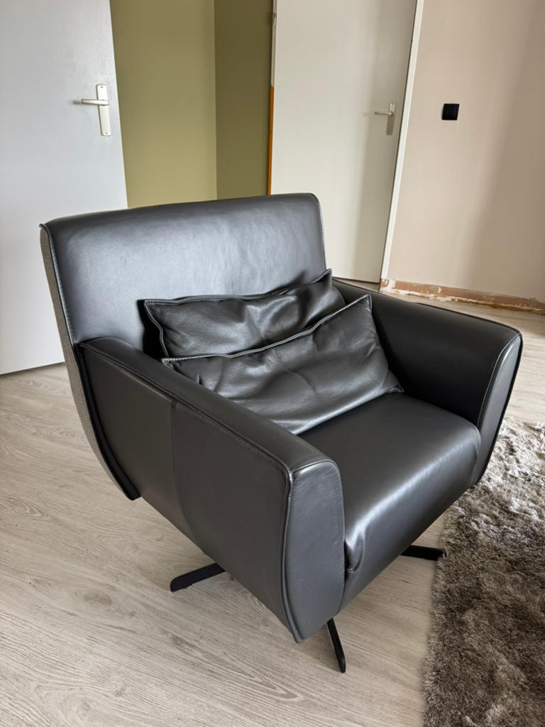 fauteuil stoel met twee bijpassende poef/salontafels, Ophalen, Zo goed als nieuw, 50 tot 75 cm, Leer