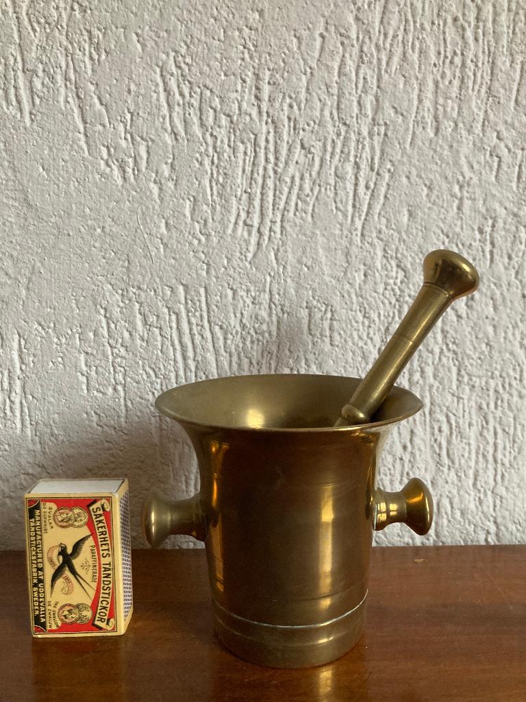 Antiek koperen bekervormig massieve vijzel met stamper, Ophalen of Verzenden