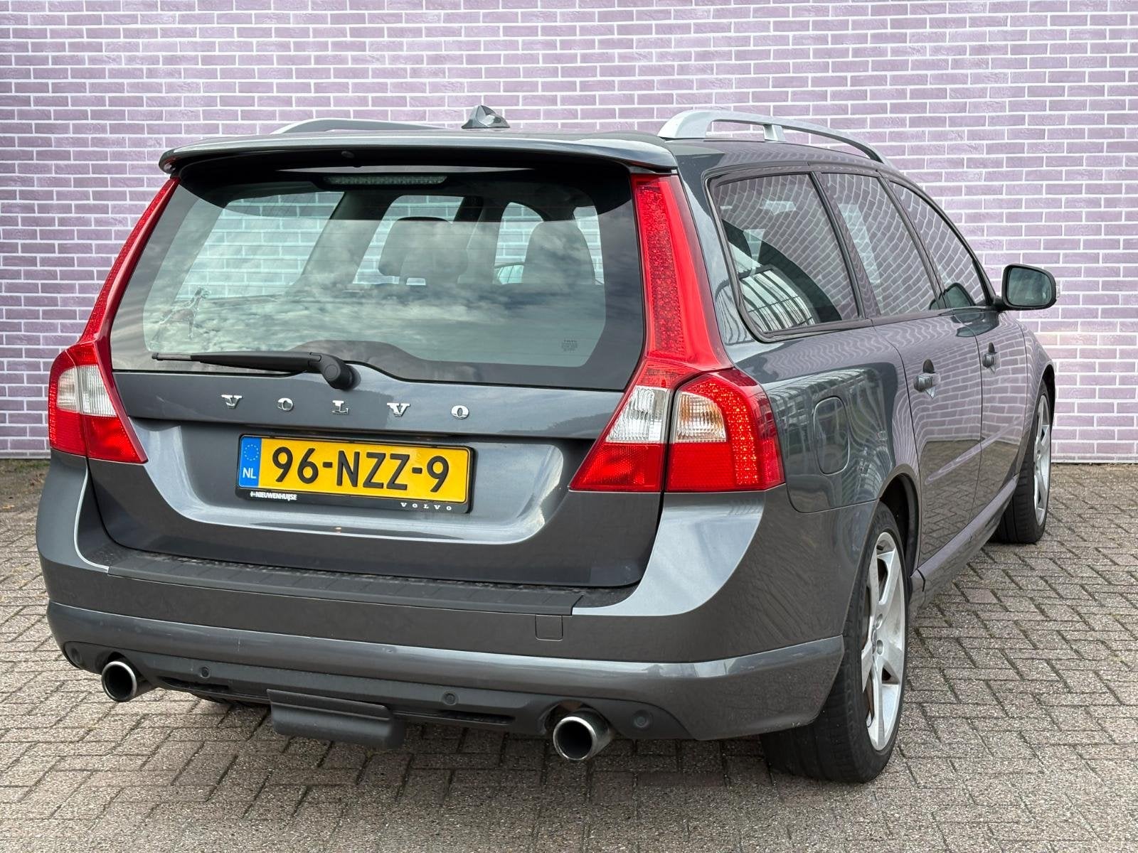 Volvo V70 2.0T R-Edition | Trekhaak | Stoelverwarming | Navi, Xenon verlichting, 4 cilinders, 203 pk, Zilver of Grijs