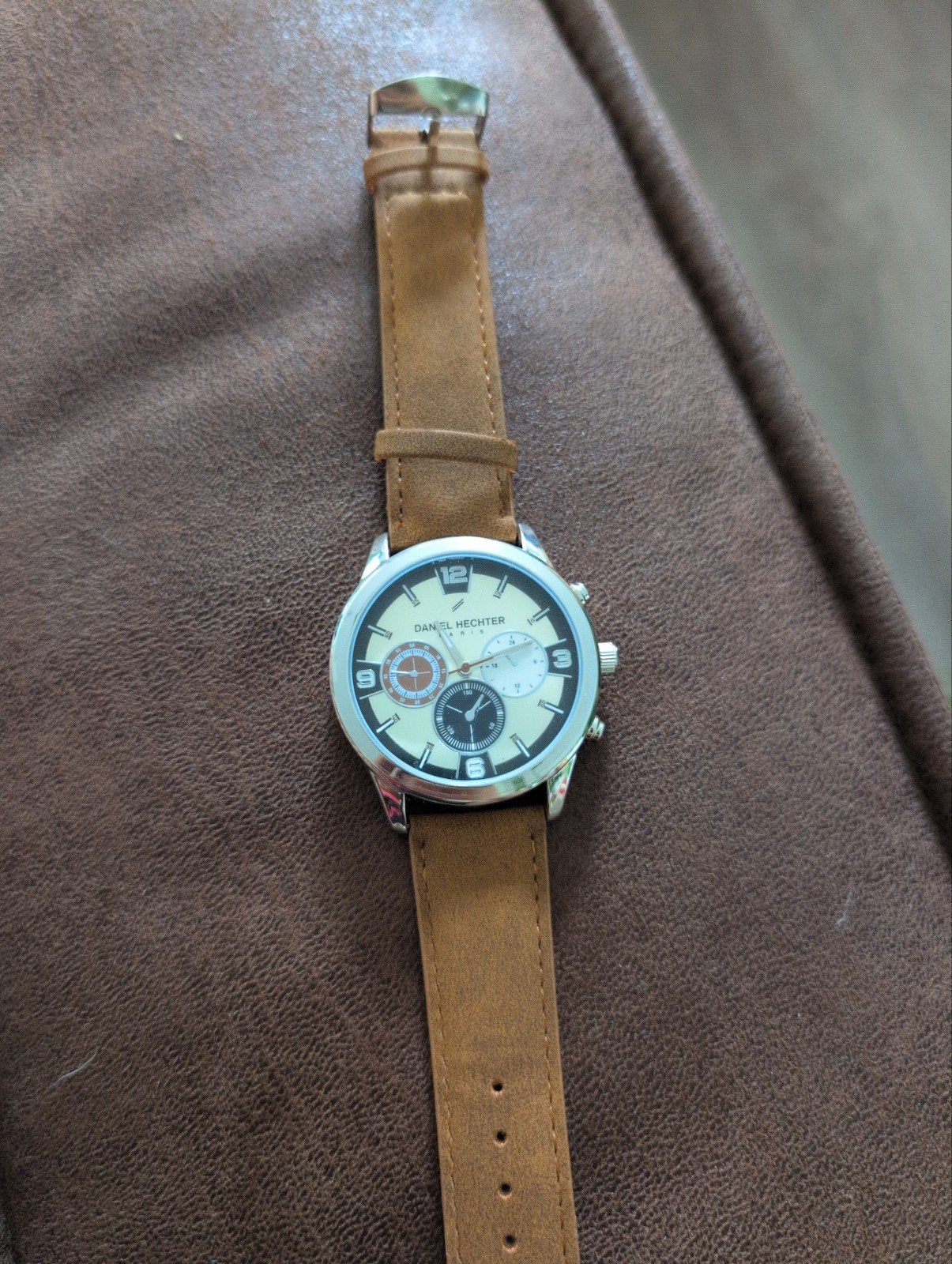 Daniel Hechter Herenhorloge met Bruine Leren Band, Leer, Polshorloge, Zo goed als nieuw, Ophalen