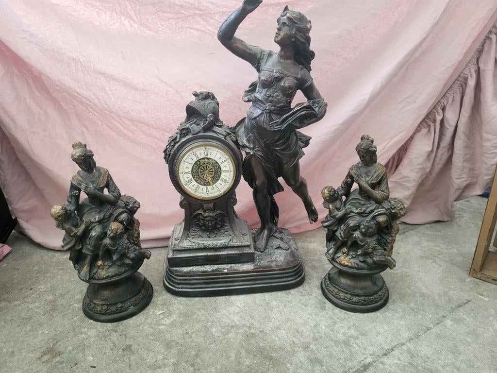 Antieke beelden set met klok, Antiek en Kunst, Ophalen of Verzenden, Gepatineerd, 20 - 50 cm, Overige materialen