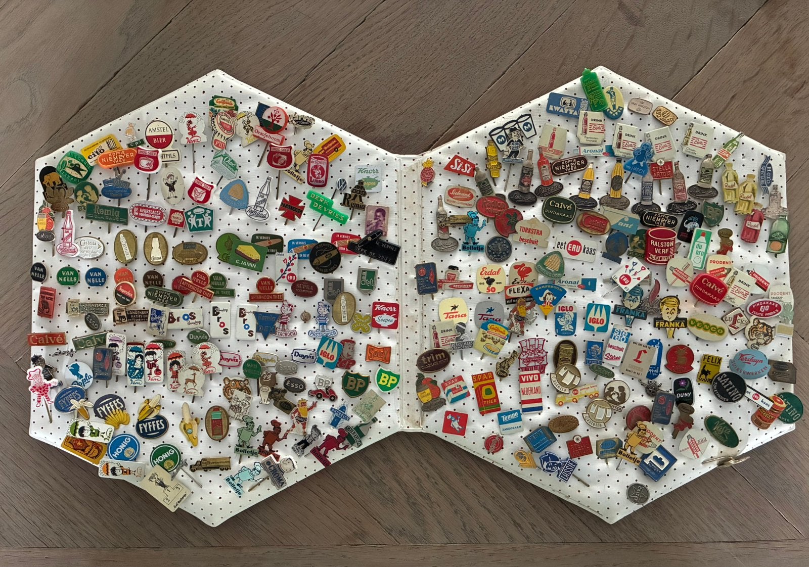 Vintage speldenalbum met 150+ reclame speldjes |, Ophalen of Verzenden, Gebruikt, Overige onderwerpen, Speldje of Pin