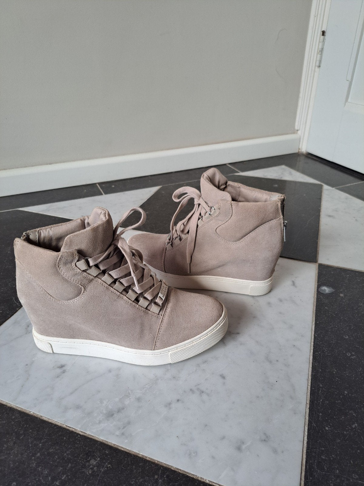 Nieuwe Steve Madden sneakers met sleehak, suede, maat 39,5, Beige, Steve Madden, Nieuw, Ophalen of Verzenden