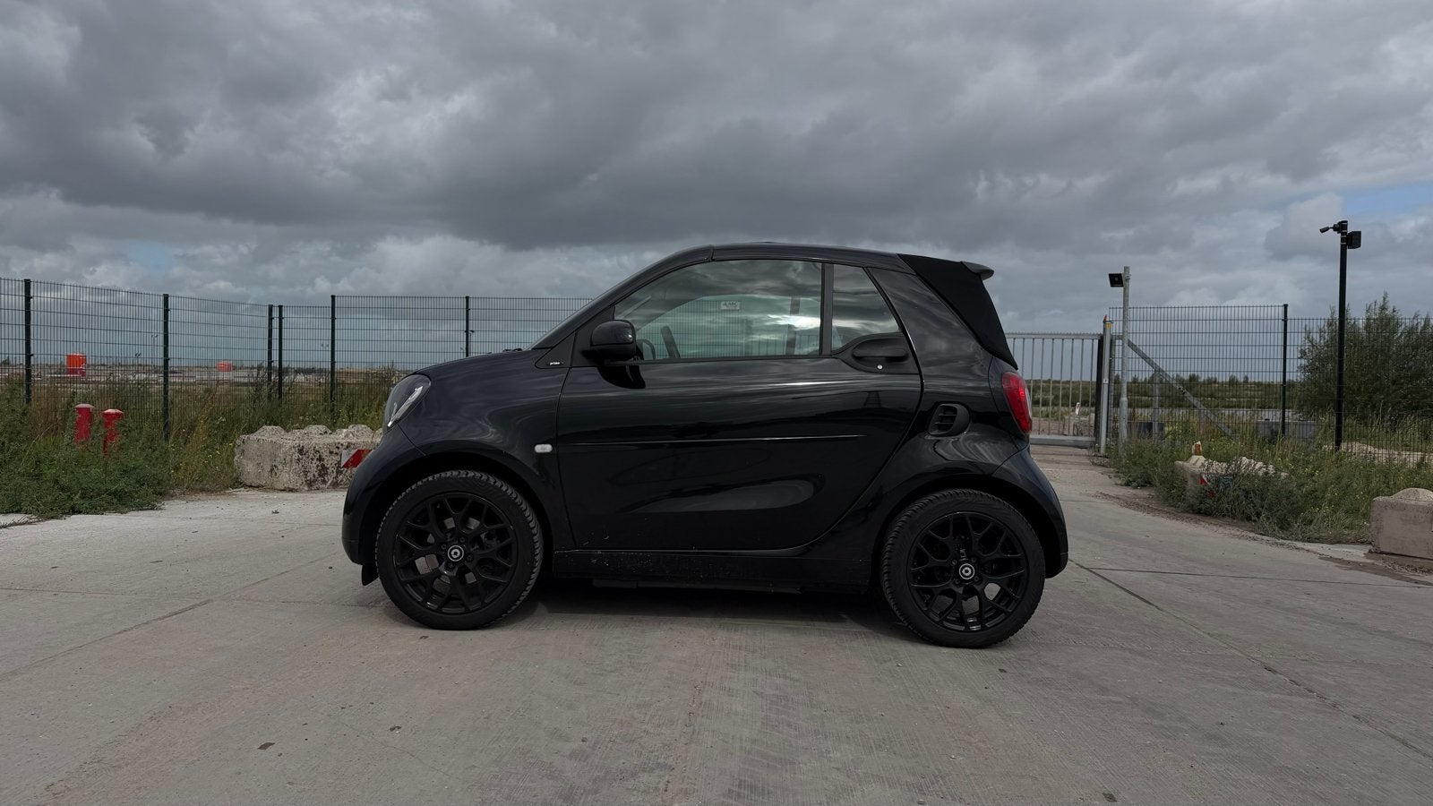 Smart ForTwo 0.9 90pk Turbo S&S Twinamic 2016 Zwart, Auto's, Automaat, 898 cc, Zwart, 24 km/l