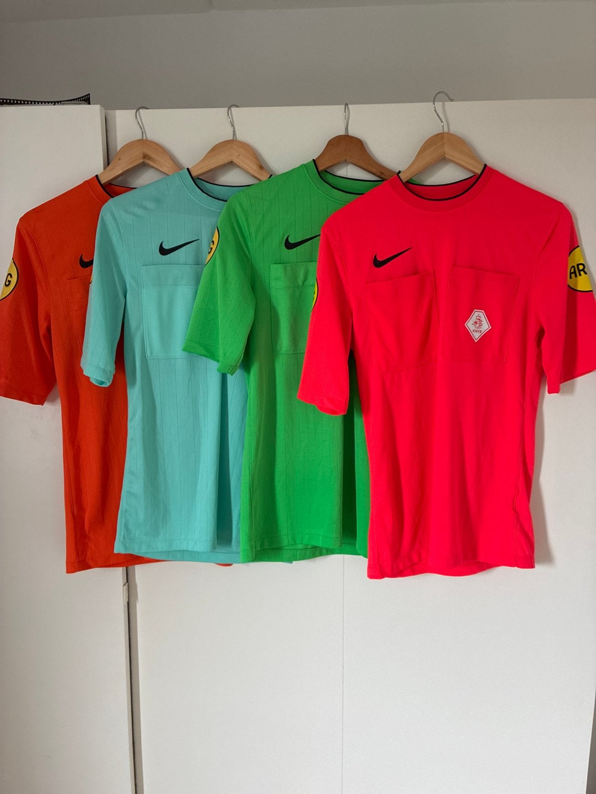 KNVB scheidsrechtersshirts seizoen 24/26 - Diverse kleuren S, Meerkleurig, Ophalen of Verzenden, Zo goed als nieuw, Voetbal