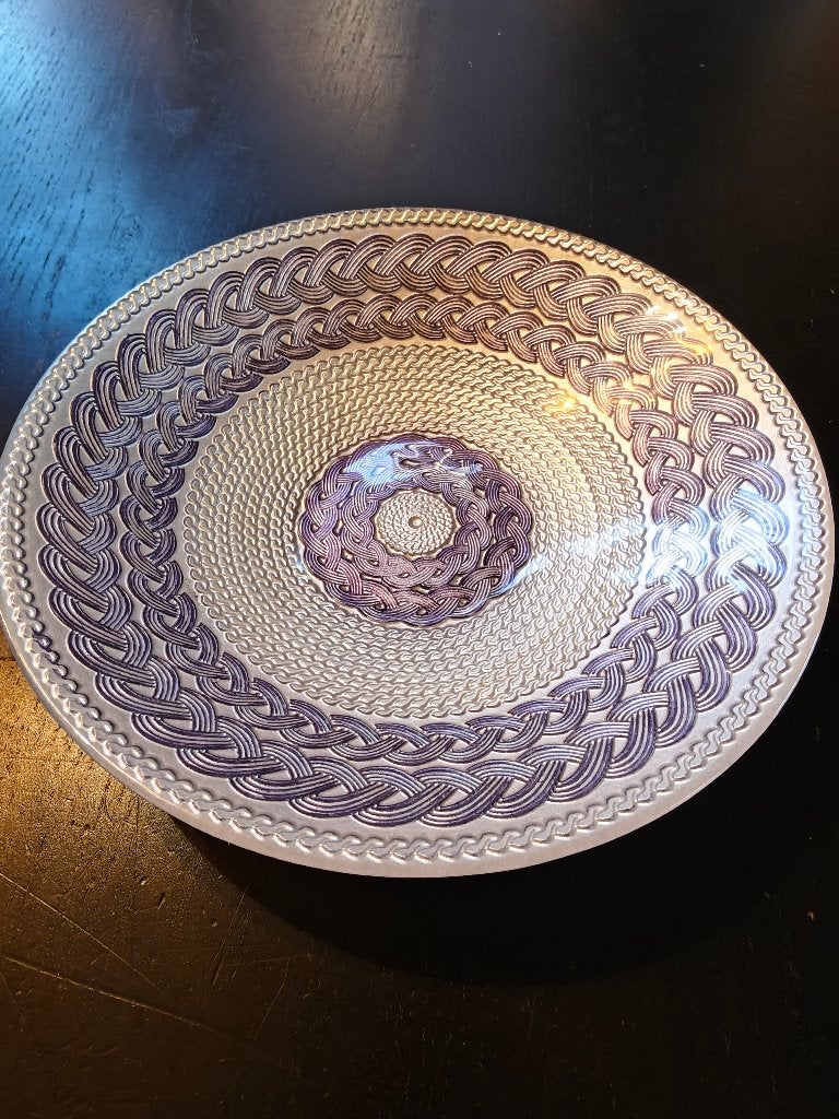 Decoratieve schaal met paars vlechtpatroon, Huis en Inrichting, Ophalen of Verzenden, Overige stijlen, Glas, Schaal of Schalen