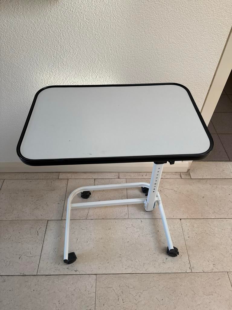 Verrijdbaar bedleestafel, in hoogte verstelbaar, Ophalen, Gebruikt, Metaal of Aluminium, 55 tot 75 cm