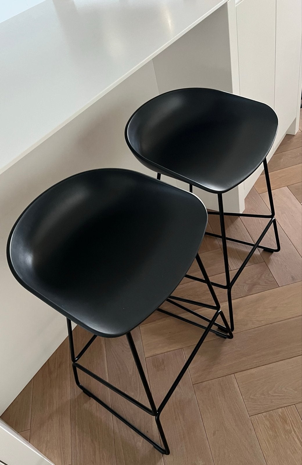 Set van 2 zwarte design barkrukken met metalen onderstel, Huis en Inrichting, Ophalen, Kunststof, Met voetsteun, Zo goed als nieuw
